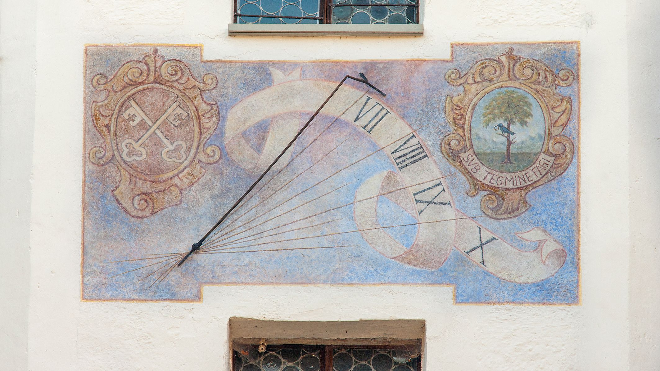 Die Sonnenuhr am Augustinerchorherrnstift Höglwörth