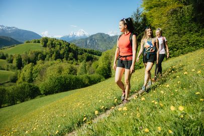 Wanderfreundinnen im Frühling