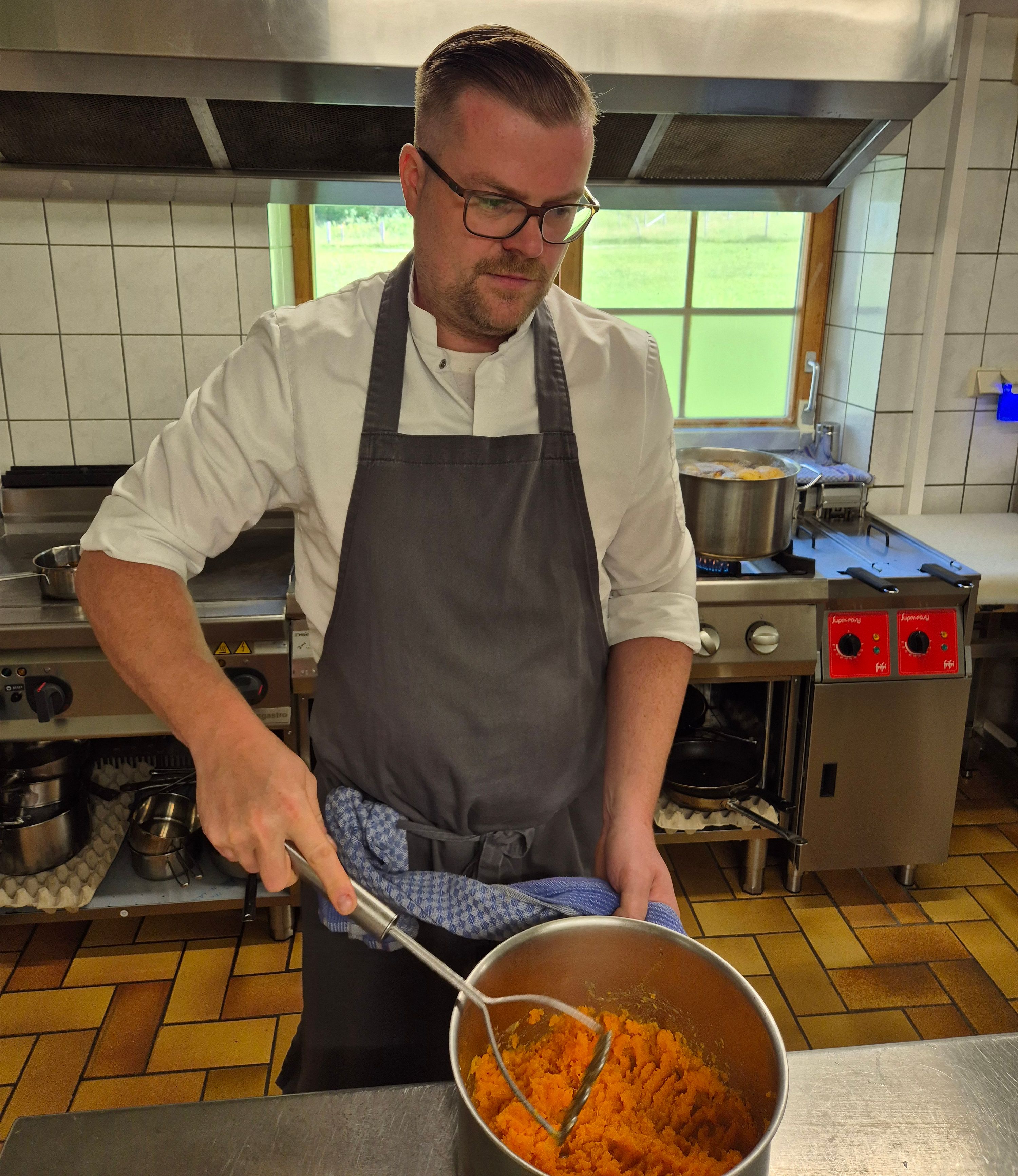 Benjamin Gross beim Kochen