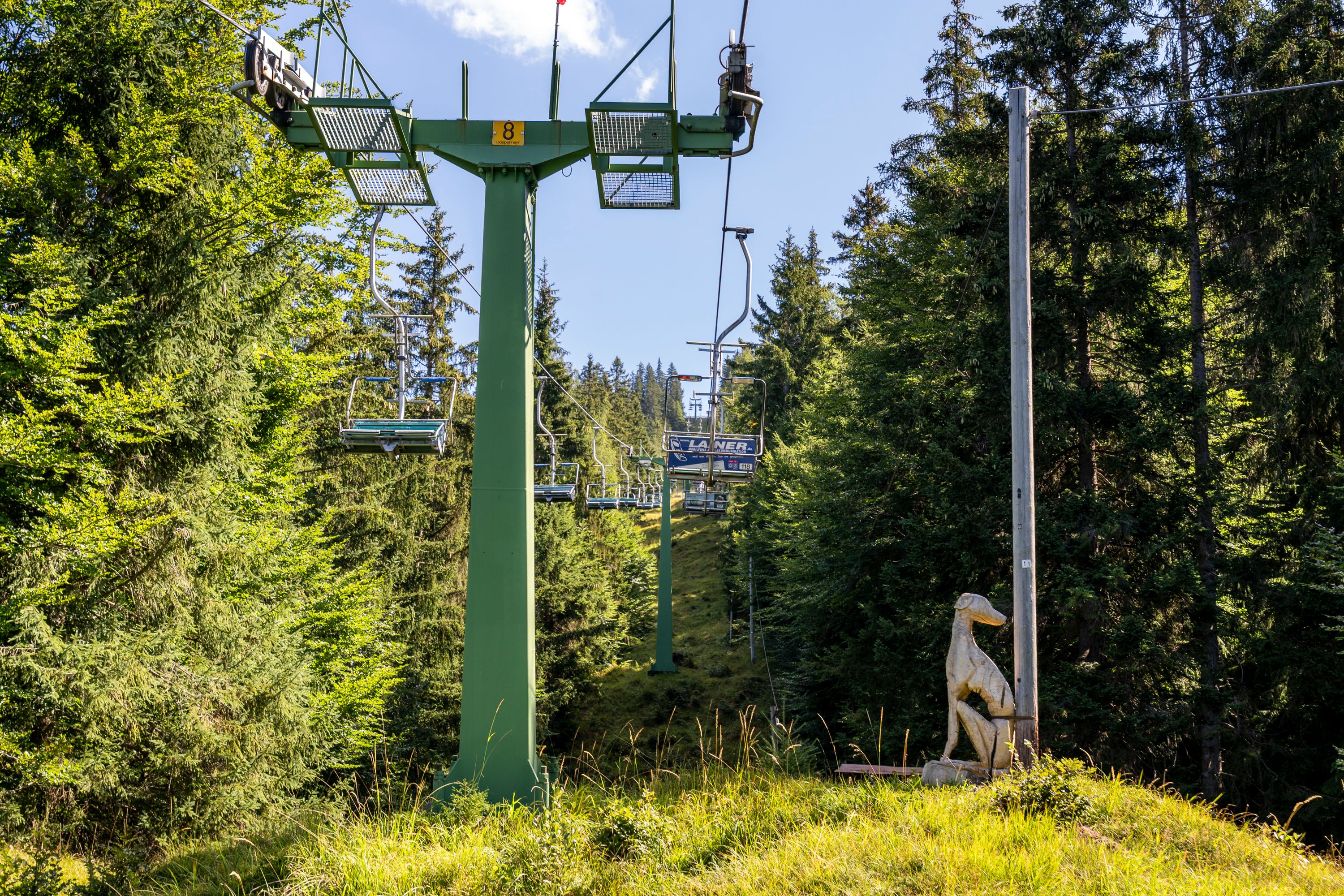 Eine Sagenfigur der Gespensterhunde entlang der Trasse der Sesselbahn