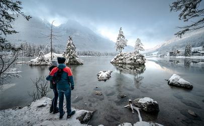 Kinder vor verschneiter Winterlandschaft am Hintersee im Ramsau