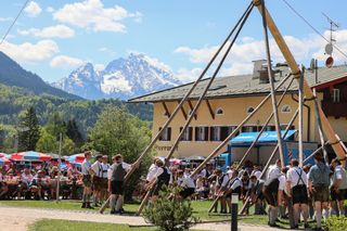Maibaumaufstellen beim Auerwirt