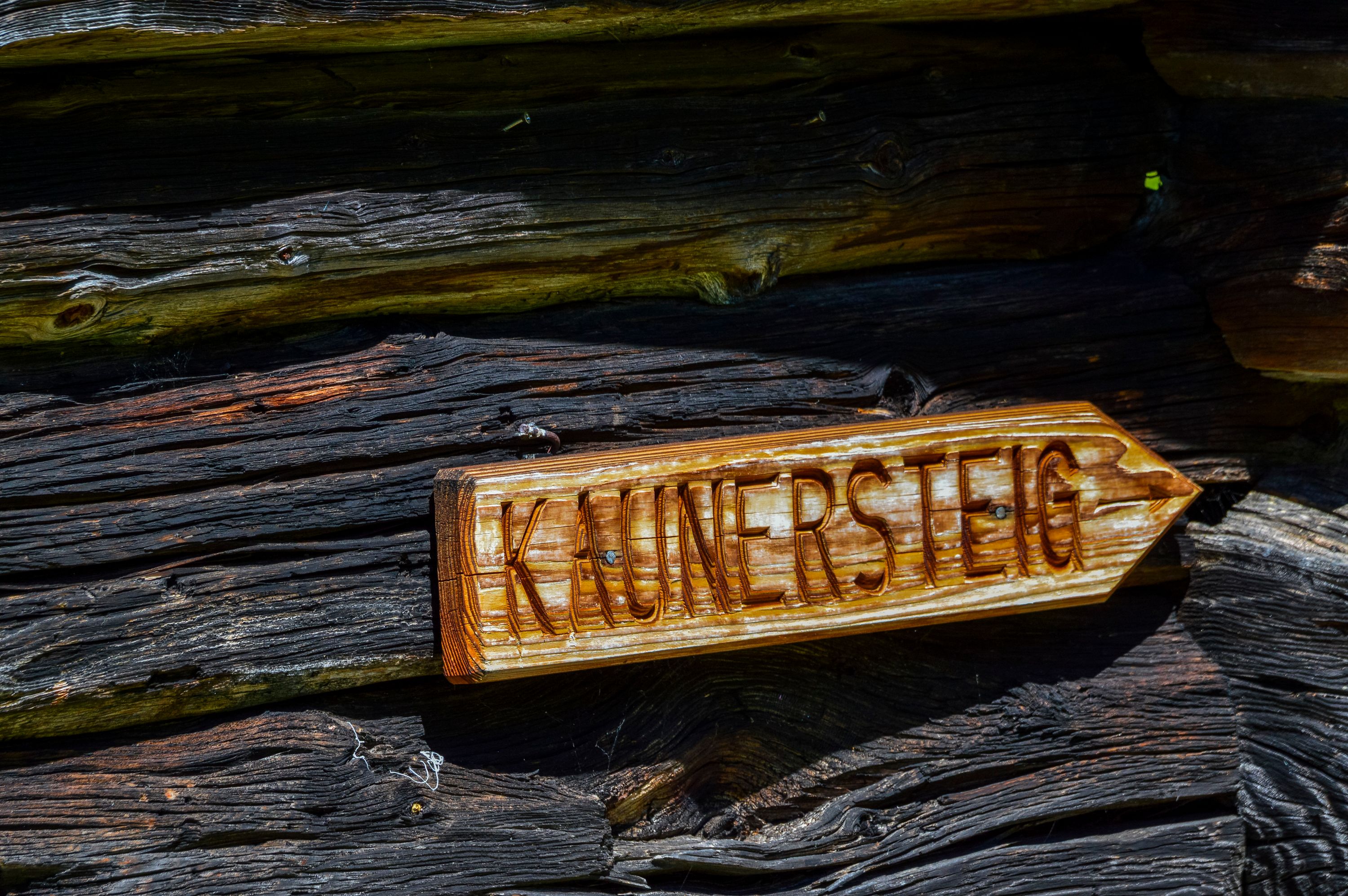 Wegweiser zum Kaunersteig an der Regenalm