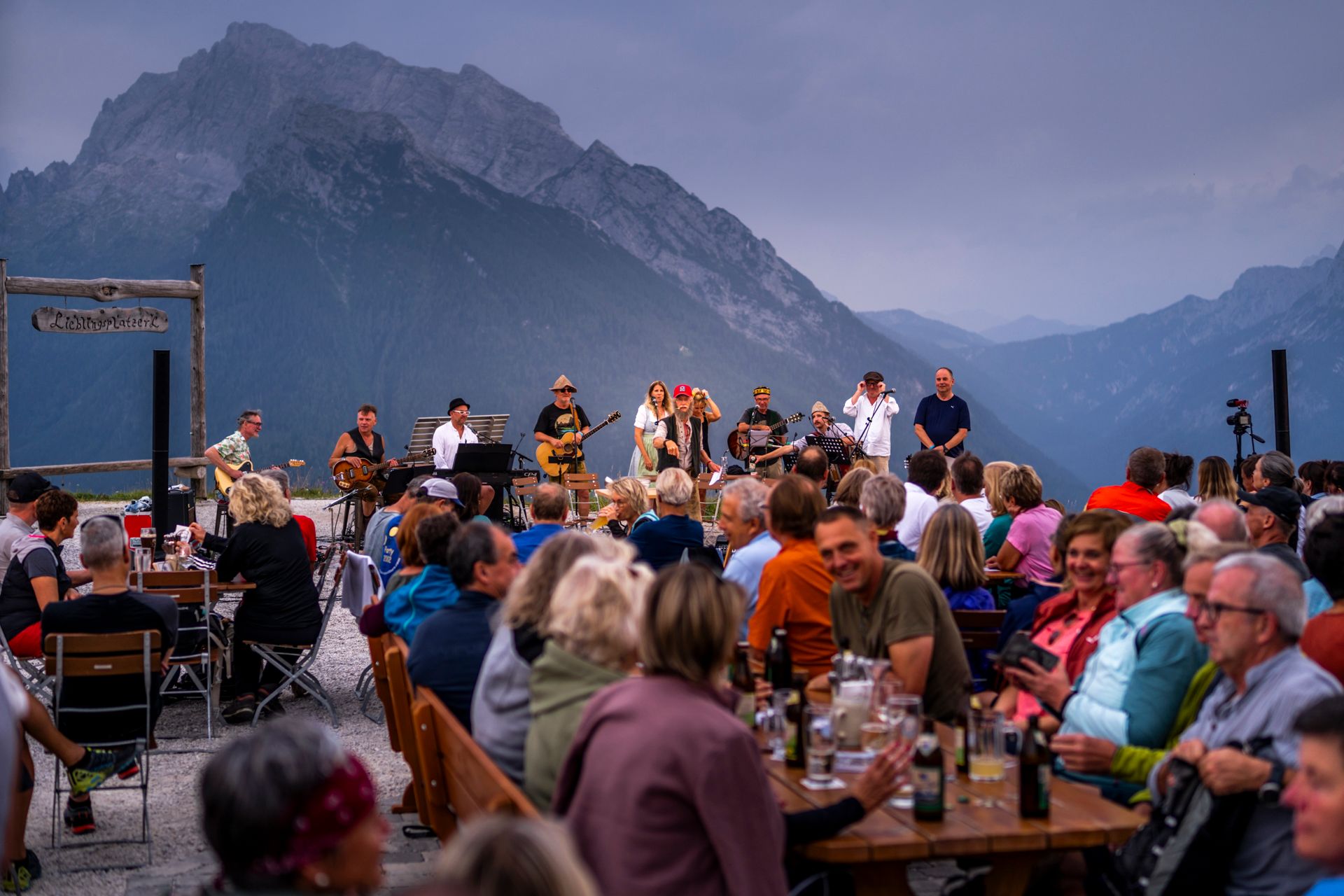 Zuschauermenge bei der Vorführung "der Watzmann groovt"