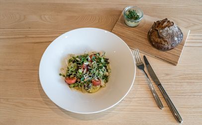 Cassoulet vom grünen und weißen Spargel mit Nussbutterkartoffeln und Kerbelschaum