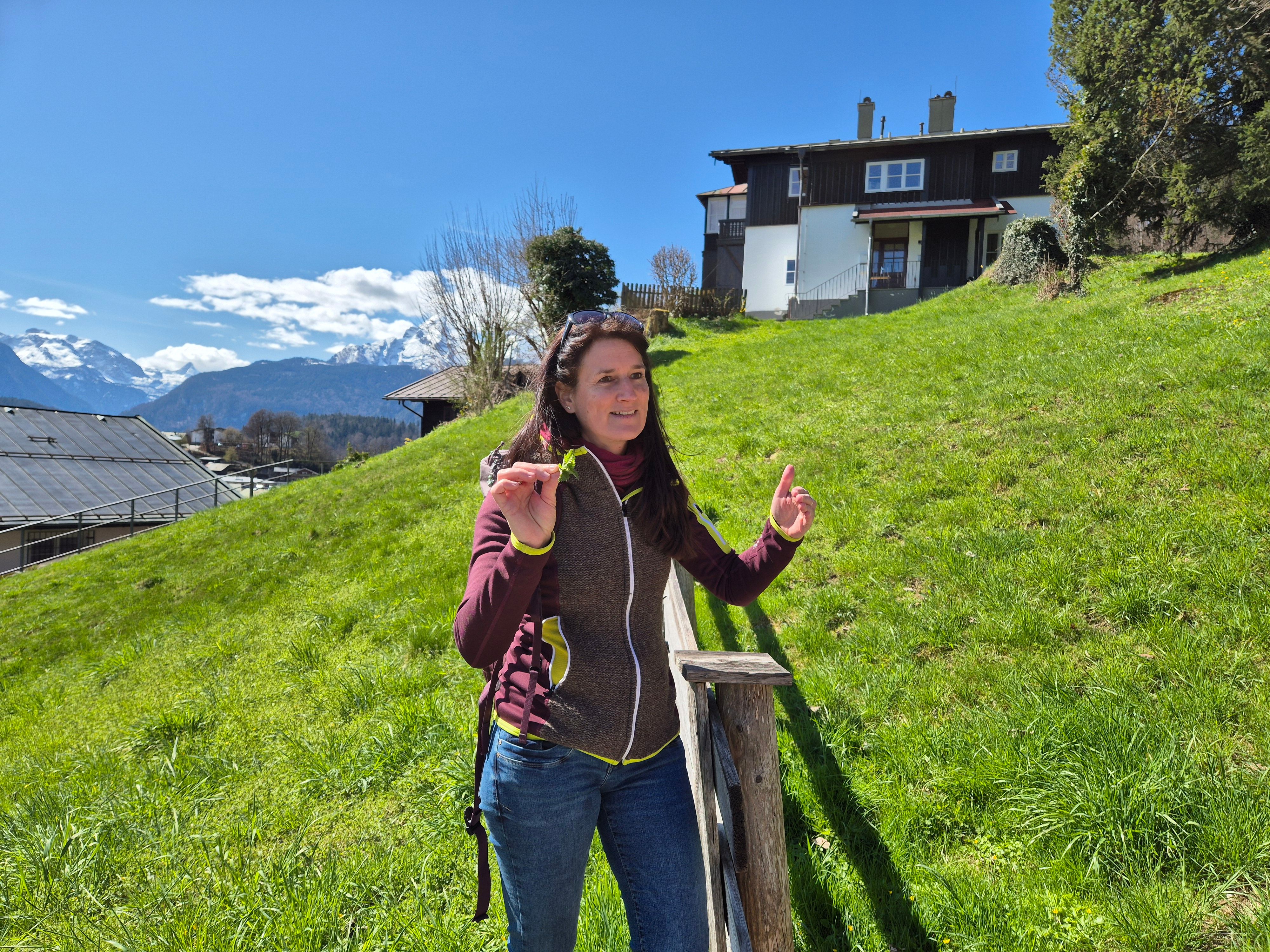 Monika Angerer erklärt Kräuter