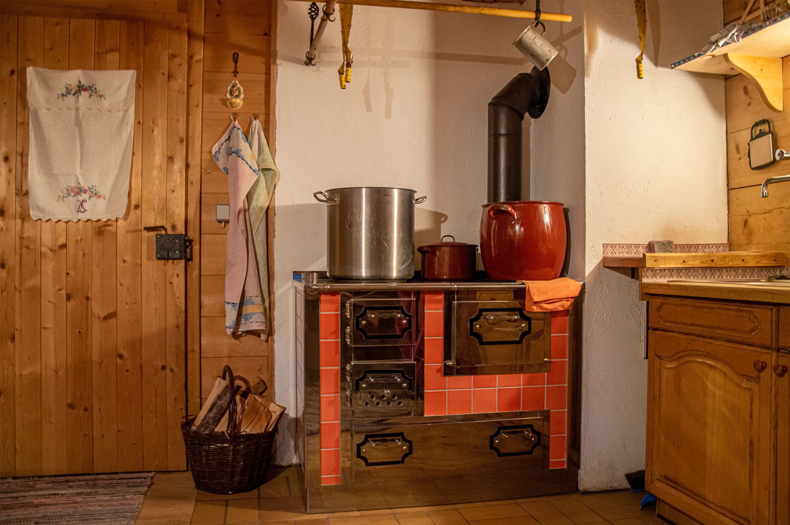 Ein traditioneller Holzofen sorgt für die richtige Temperatur zum Käsen