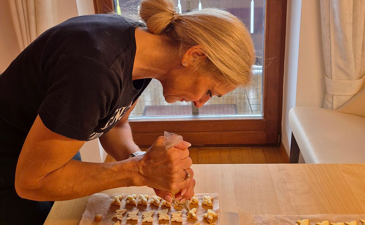 Füllung auf die Hälfte der Plätzchen verteilen