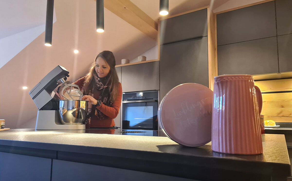Diana Springl bei der Vorbereitung zum Plätzchenbacken