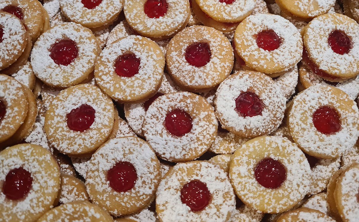 Mit Puderzucker bestäubte Berchtesgadener Spitzbuben