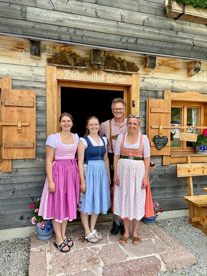 Sennerinnen und Almbauer der Mordaualm