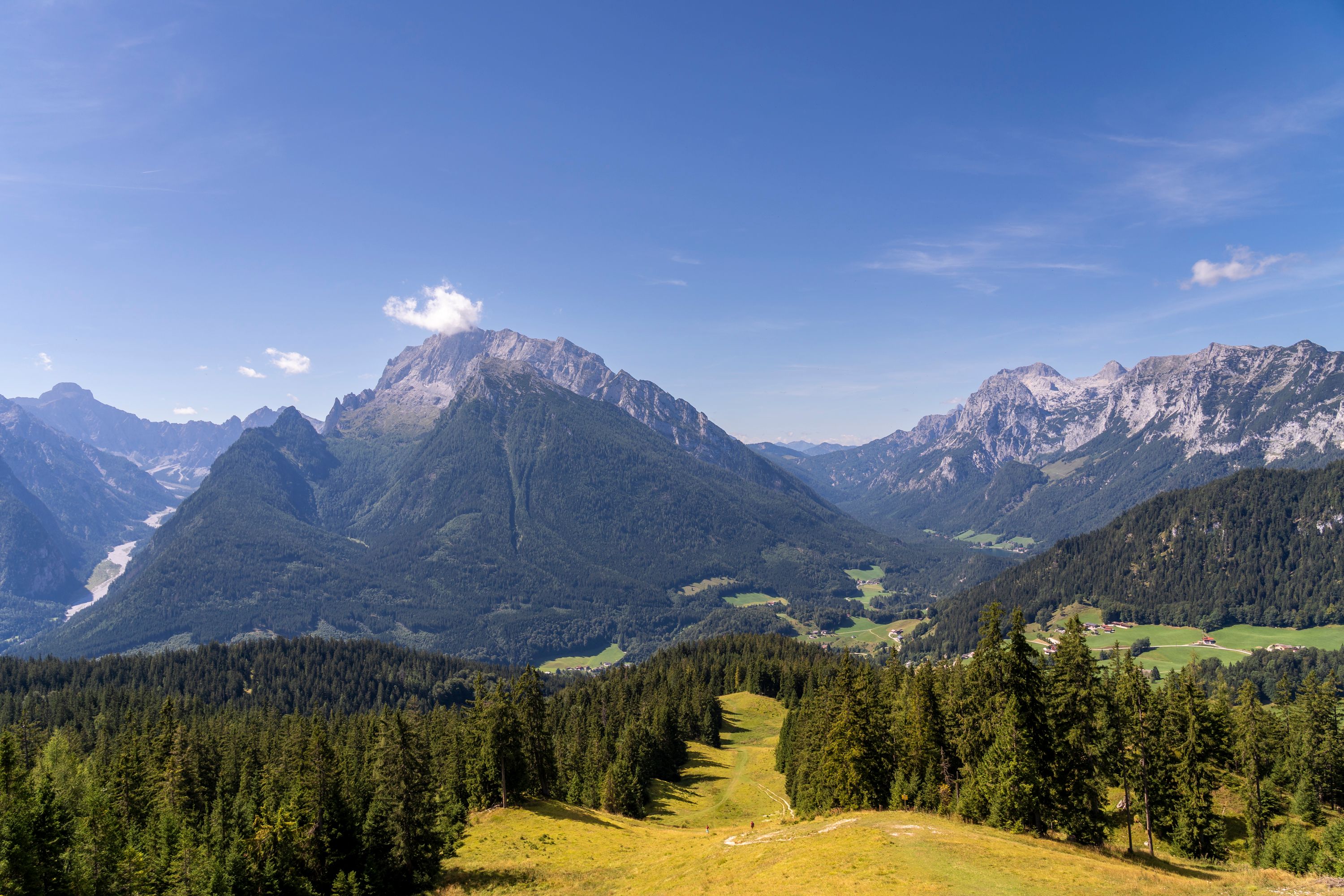 Ausblick vom Hirscheck über die Skipiste zu Wimbachgries, Hochkalter, Hintersee und Reiter Alm