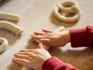 Bild zu Ferien-Entdeckertag: Getreide mahlen & Brezn drehen