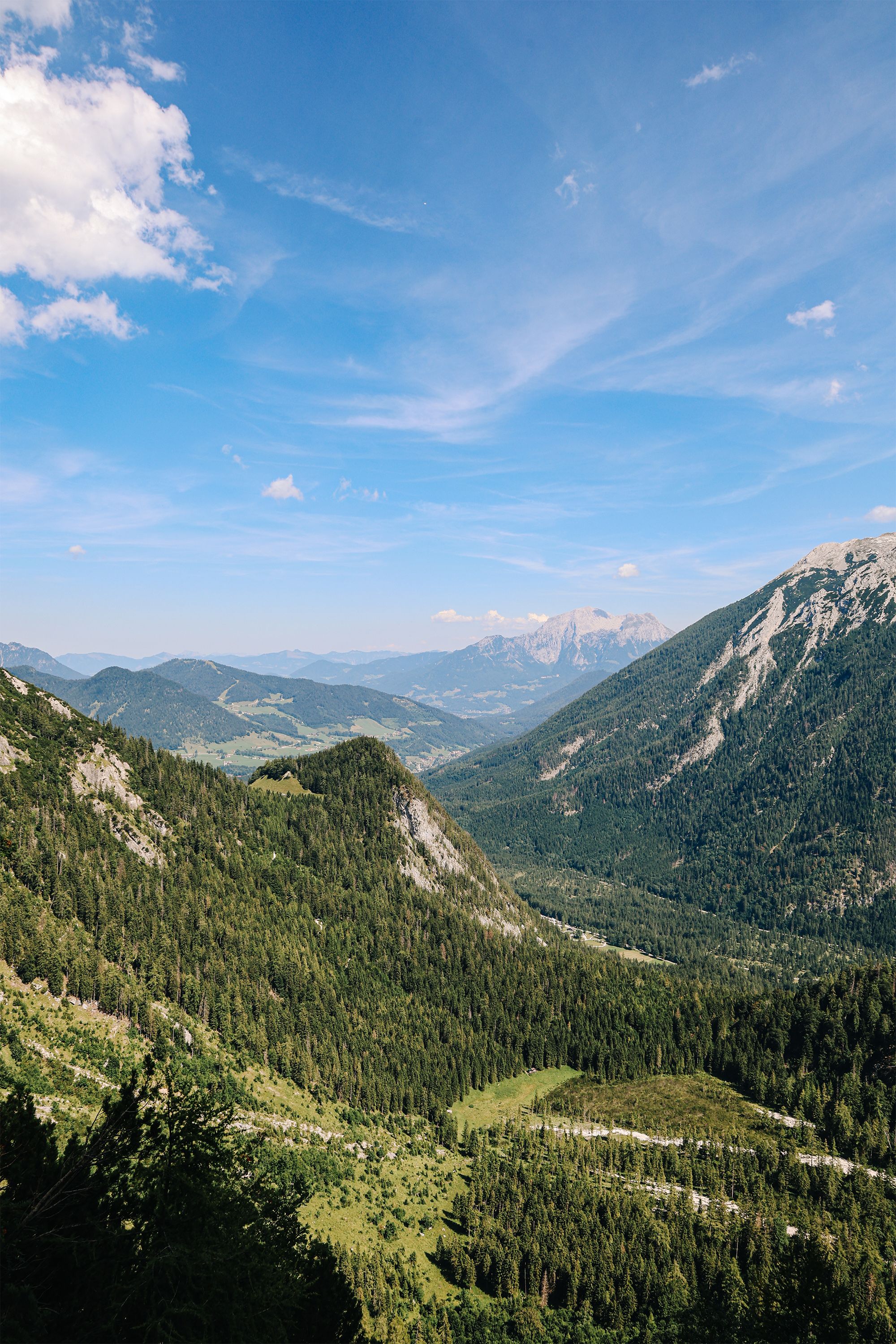Blick über Halsgrube und Halsalm ins Tal