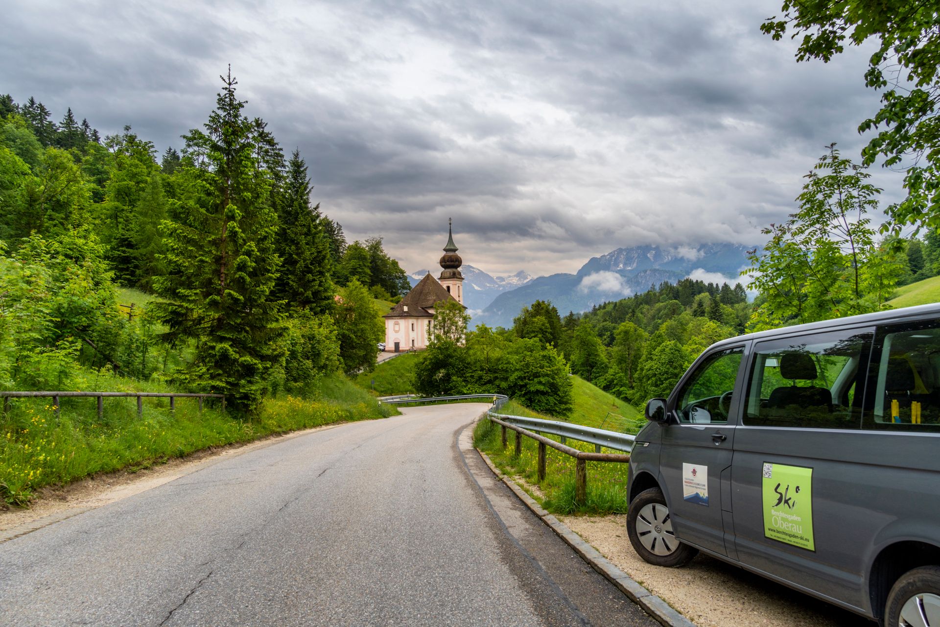 Das Auto von Eddy Balduin vor der Kirche von Maria Gern
