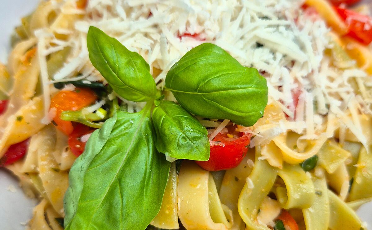 Basilikum-Tomaten-Nudeln mit Parmesan