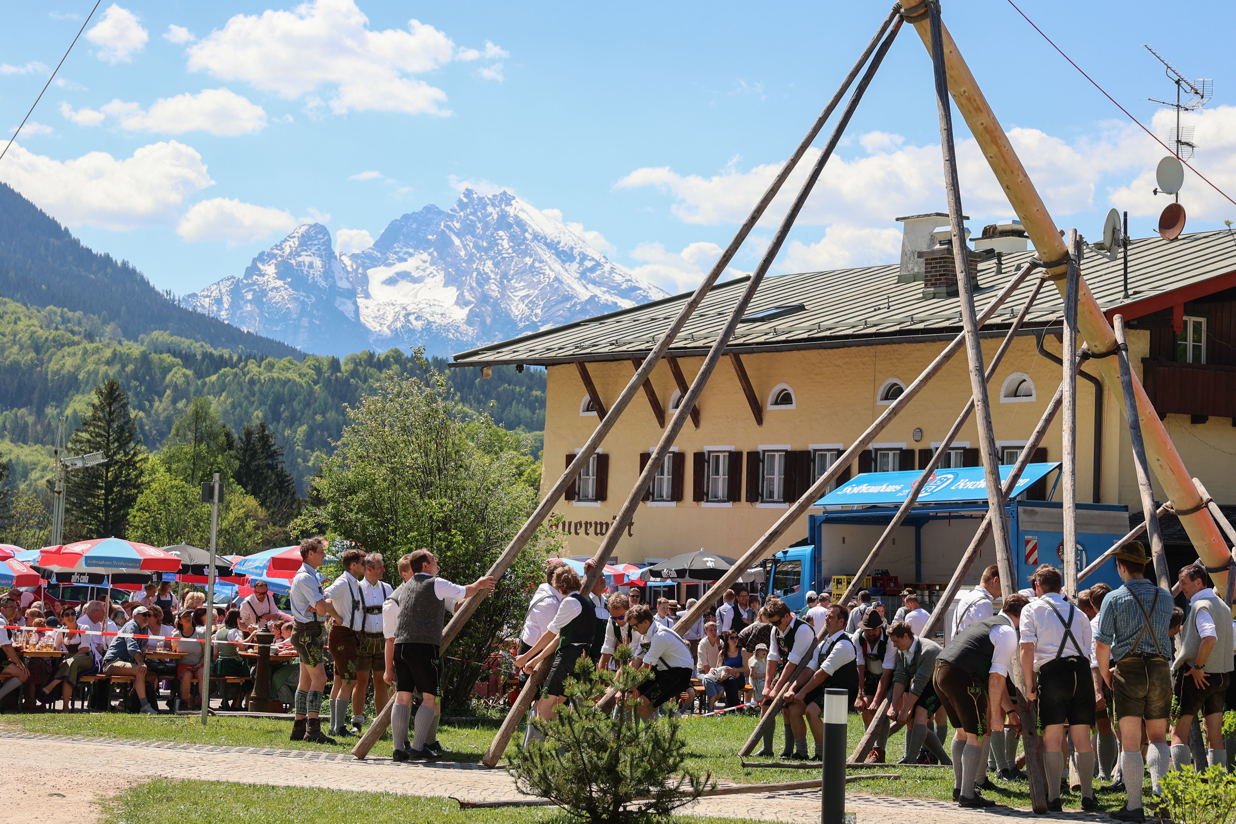 Maibaumaufstellen beim Auerwirt