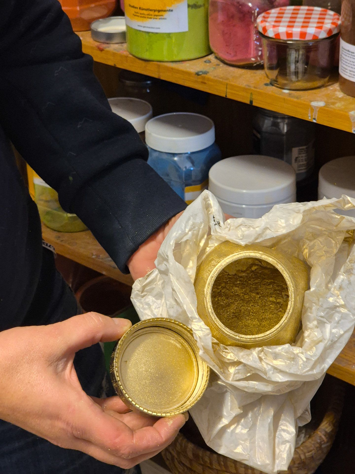 Mit feinem Gold bekommen die Ostereier ihre besondere Schönheit