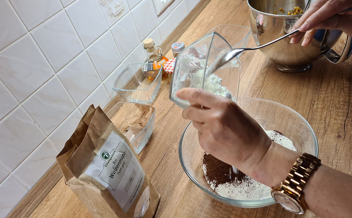 Mehl, Speisestärke und Kakao mischen