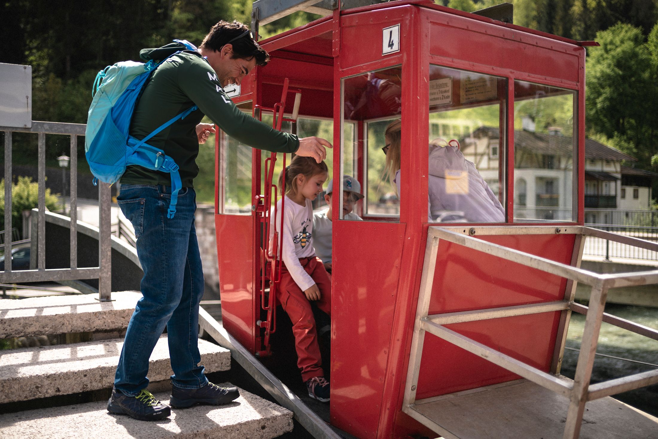 Bequemer Einstieg in die historischen Gondeln der Obersalzbergbahn
