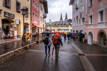 Der Markt, das historische Zentrum Berchtesgadens bei Regen