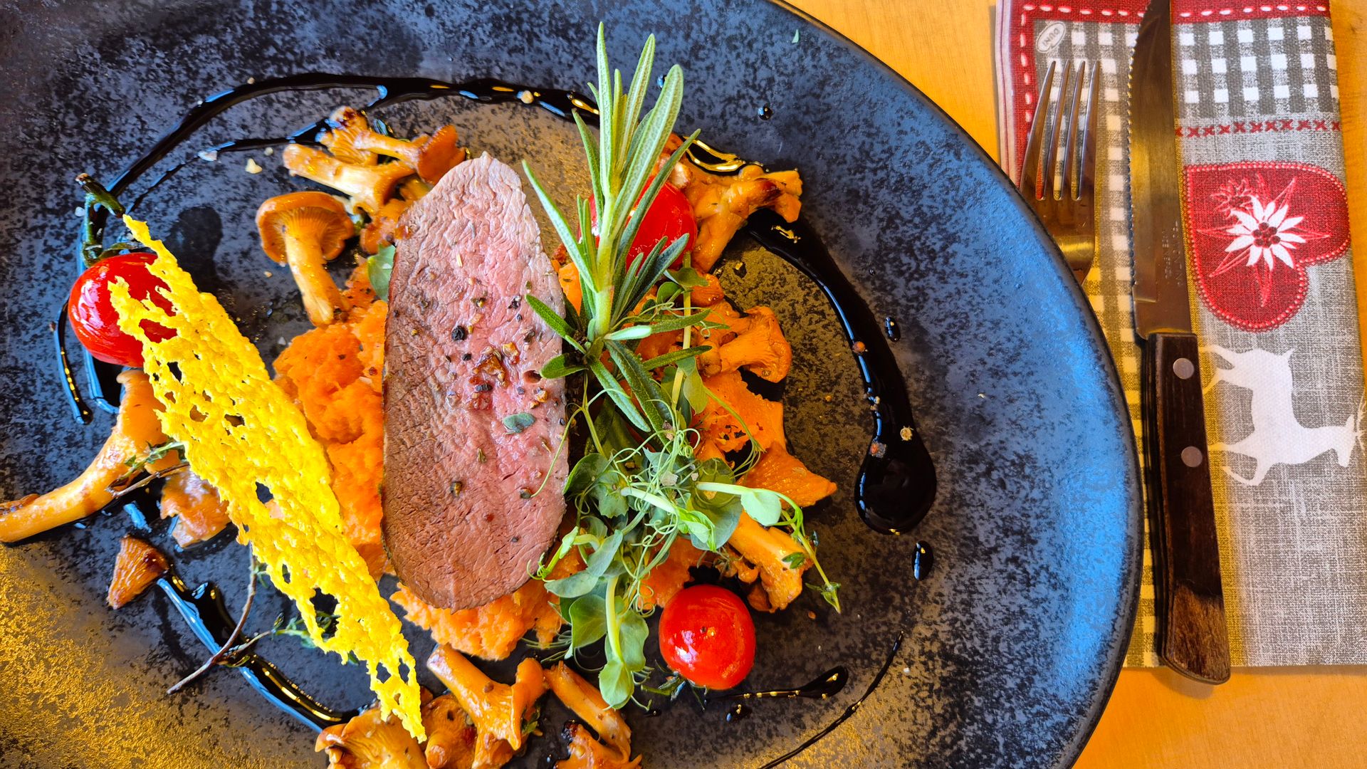 Hirschrückensteak mit Süßkartoffelstampf und Pfifferlingen