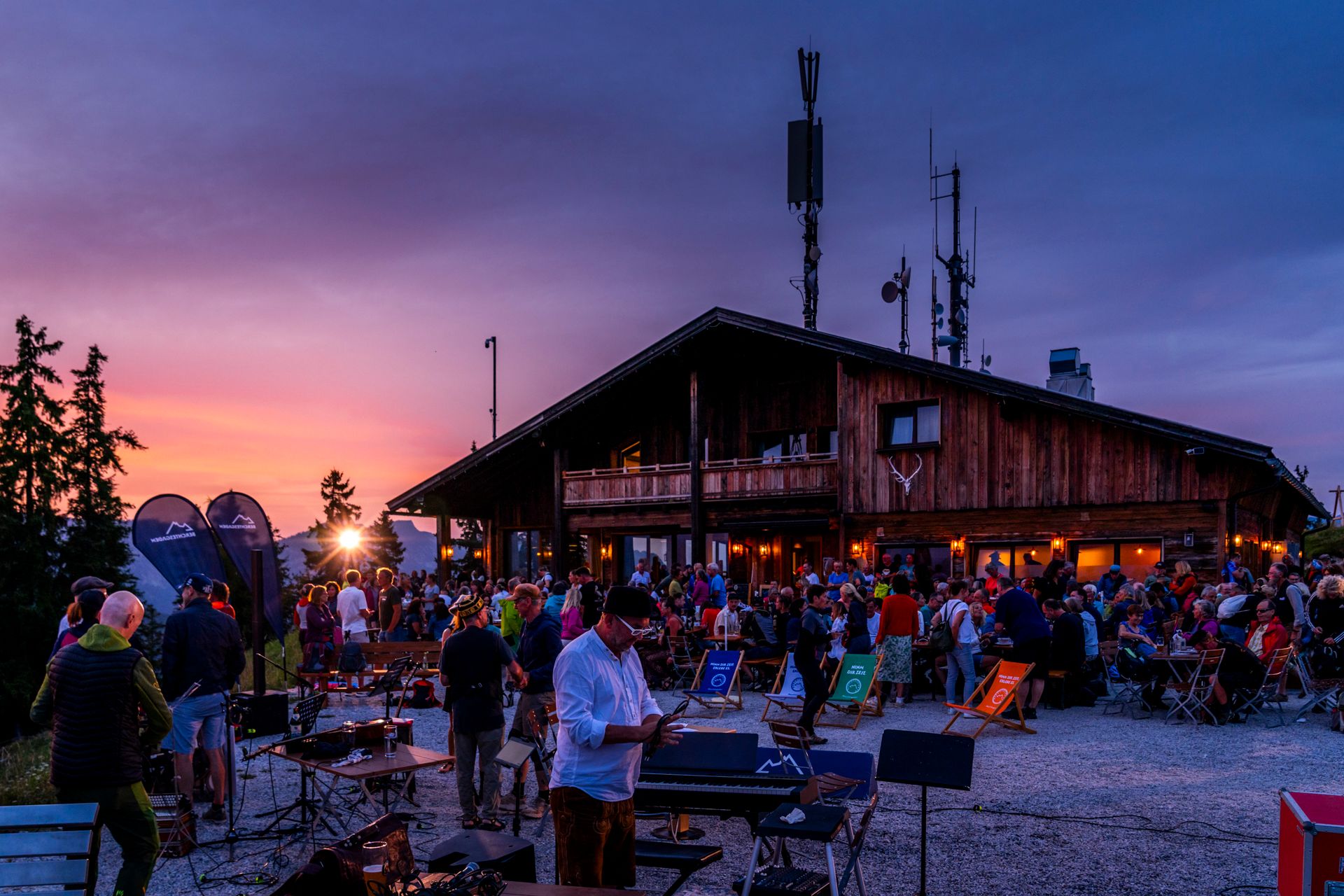 Beeindruckendes Abendrot am Himmel über dem Hirschkaser