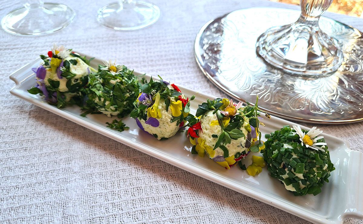 Frischkäsebällchen mit Frühlingskräutern und -blüten