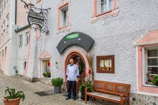 Maximilian Kühbeck vor seinem Esszimmer
