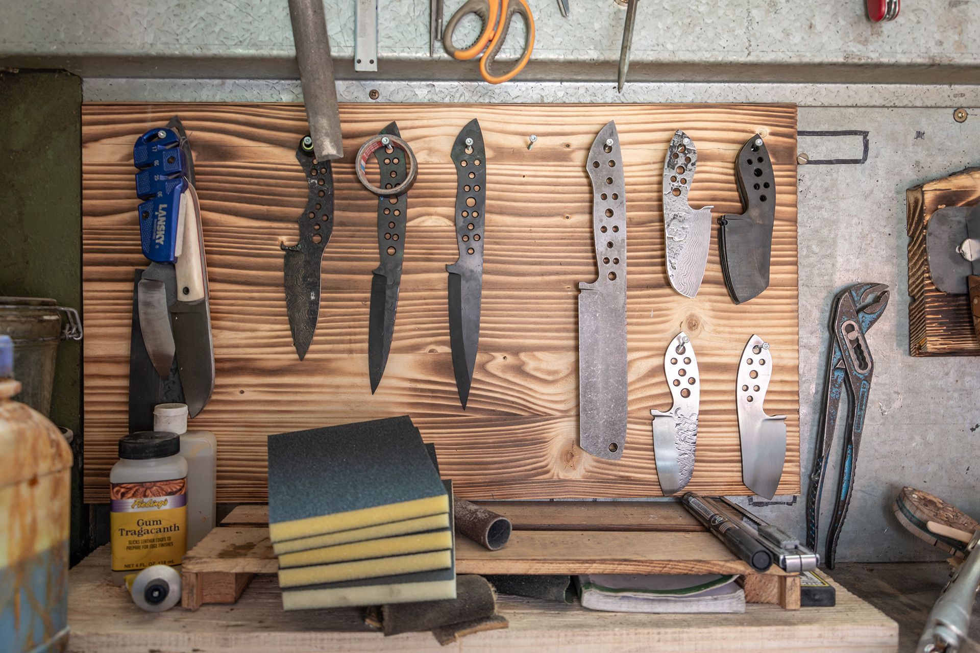 Die Werkbank vom Messer Sepp mit Schablonen