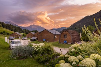 Der terrassenförmig angelegte Campingplatz Allweglehen bietet mit zahlreichen Schatten- und  Sonnenplätzen eine unverwechselbare Aussicht auf die Berchtesgadener Bergwelt: Im direkten Blick der „König Watzmann“, das Wahrzeichen, und sagenumwobener Bergriese der Region.