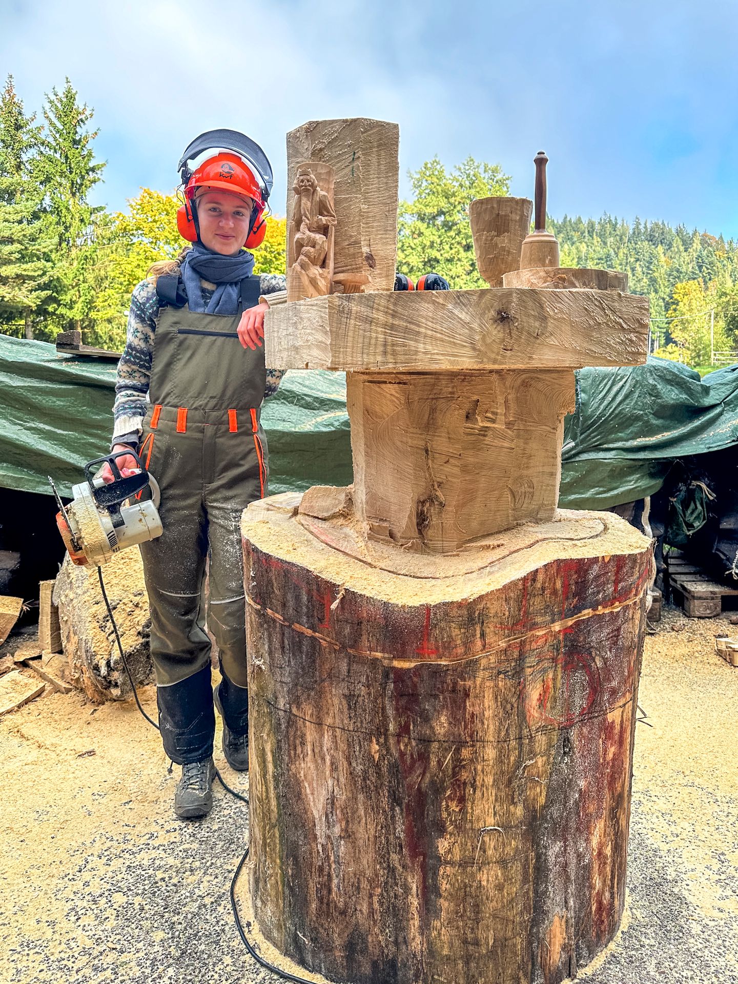 Holzarbeiten an einer Holz-Sagenfigur