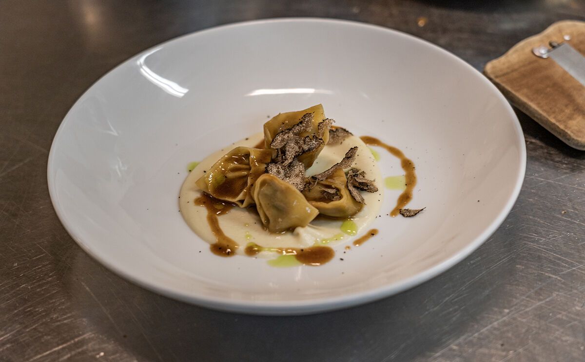 Entenravioli auf Selleriepüree mit schwarzem Trüffel