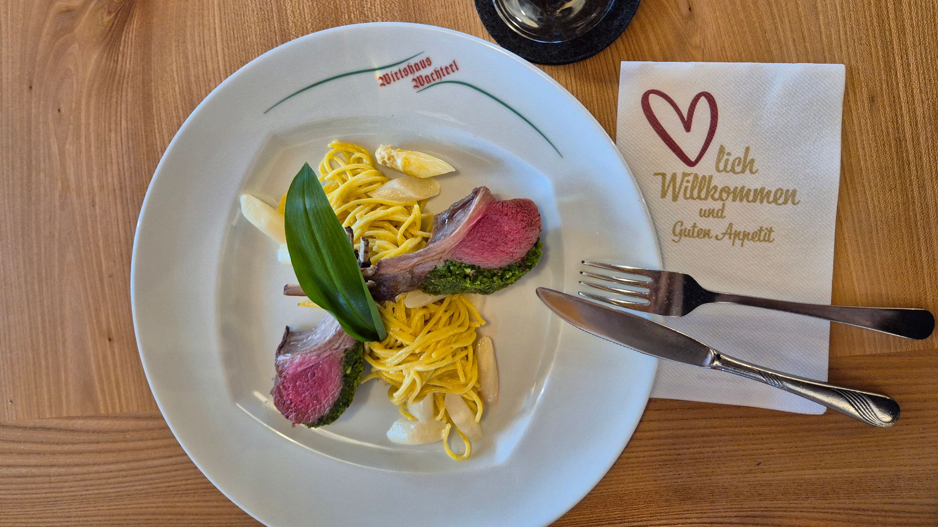 Lammrücken mit Bärlauchkruste und Spargelrahmnudeln