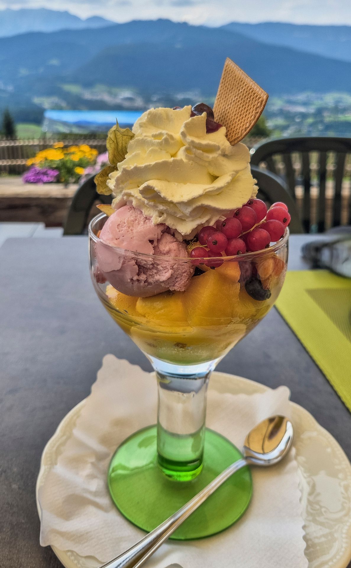 Eisbecher vom Hochlenzer mit Blick auf Berchtesgaden