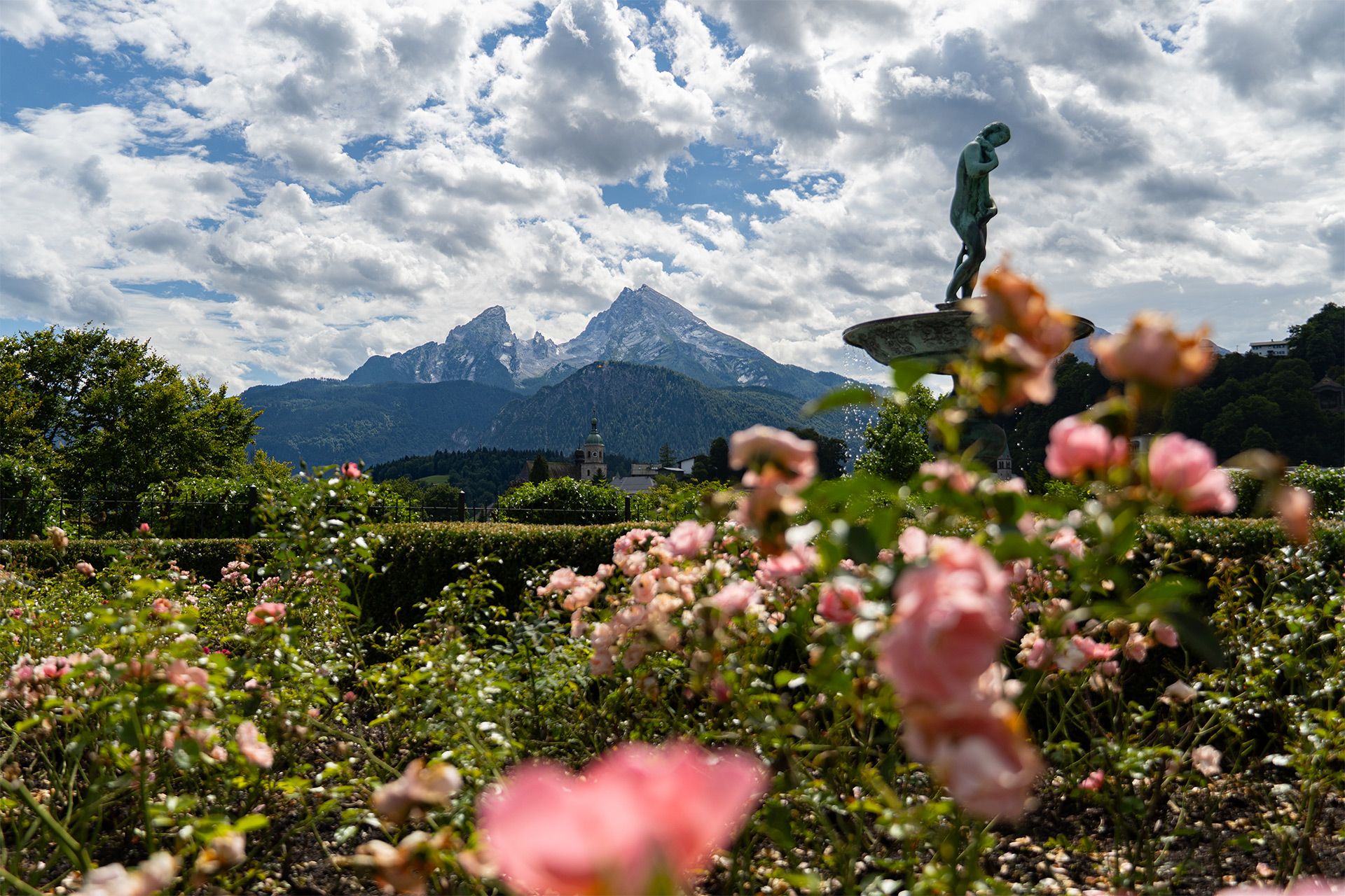 Der wunderschöne grüne Garten vom Königlichen Schloss