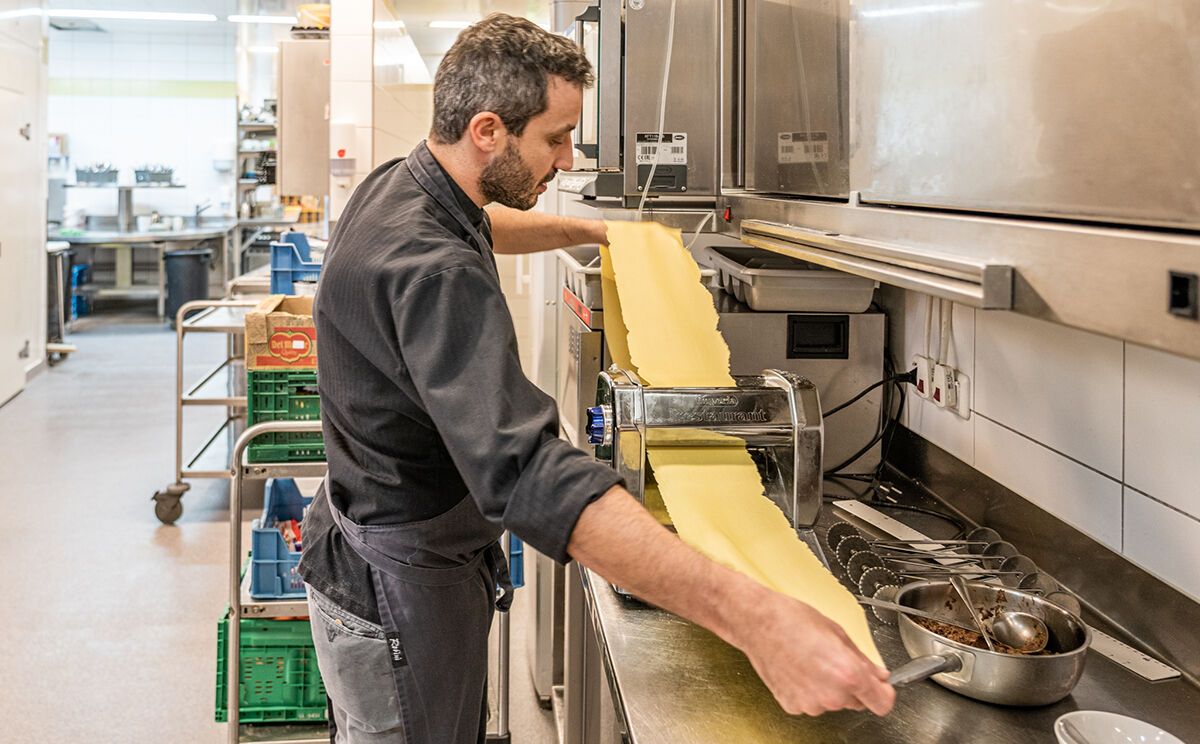 Stefan Hettegger an der Pastamaschine für den Nudelteig
