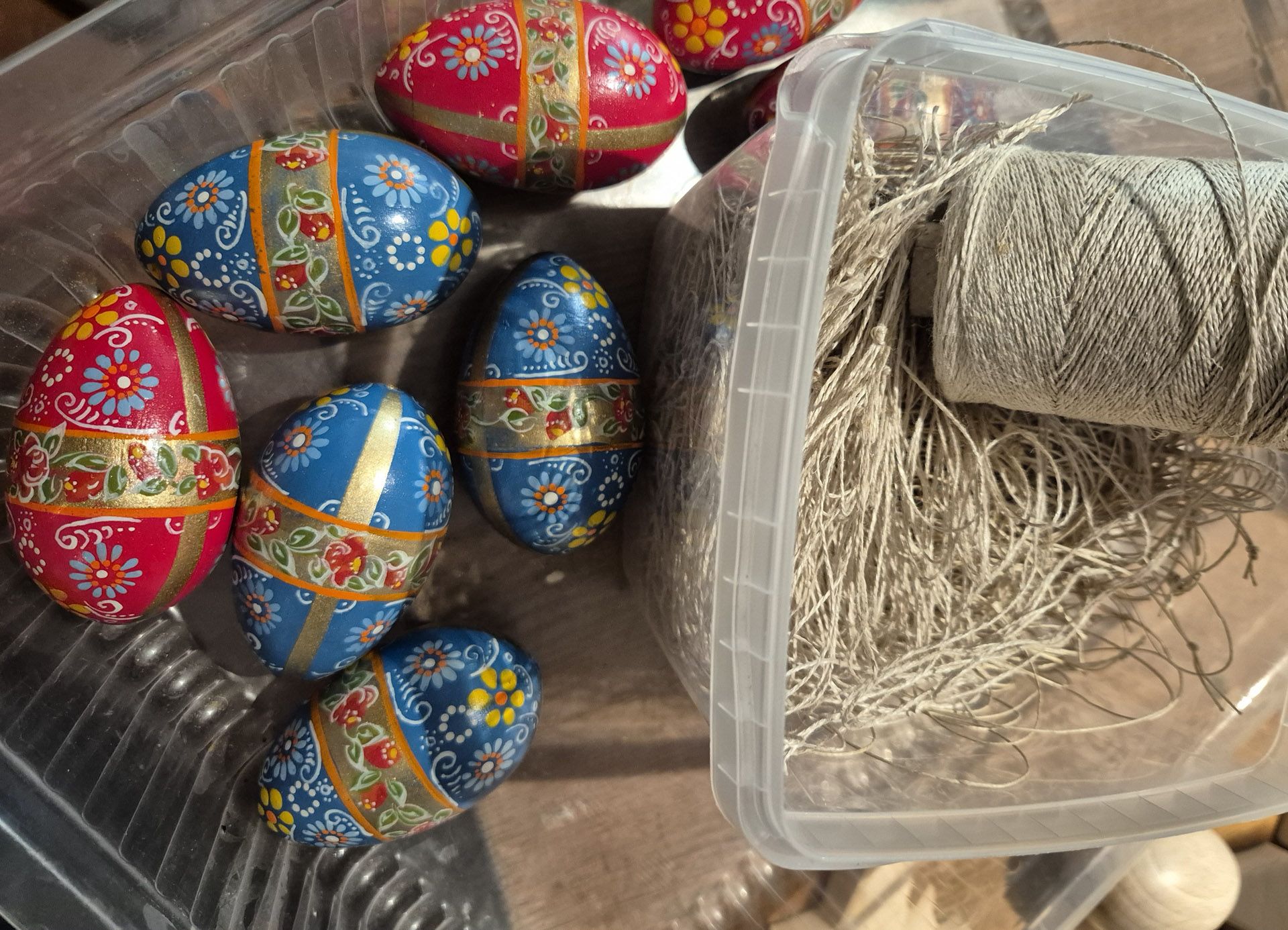 Bunt bemalte Holzeier von der Handwerkskunst in Berchtesgaden 