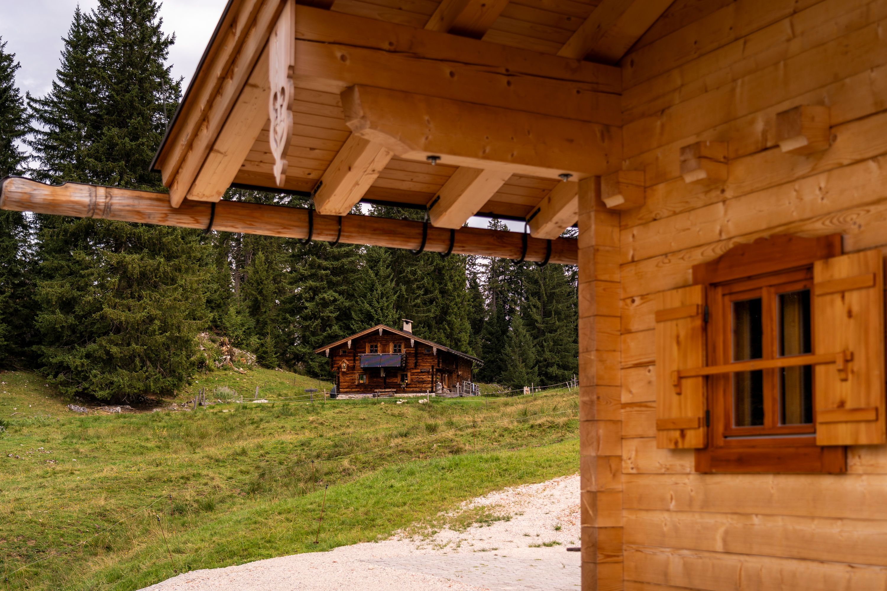 Alt und neu: Kaser auf der Lattenbergalm