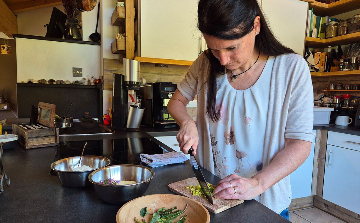 Gewaschene Kräuter trocken tupfen und klein schneiden