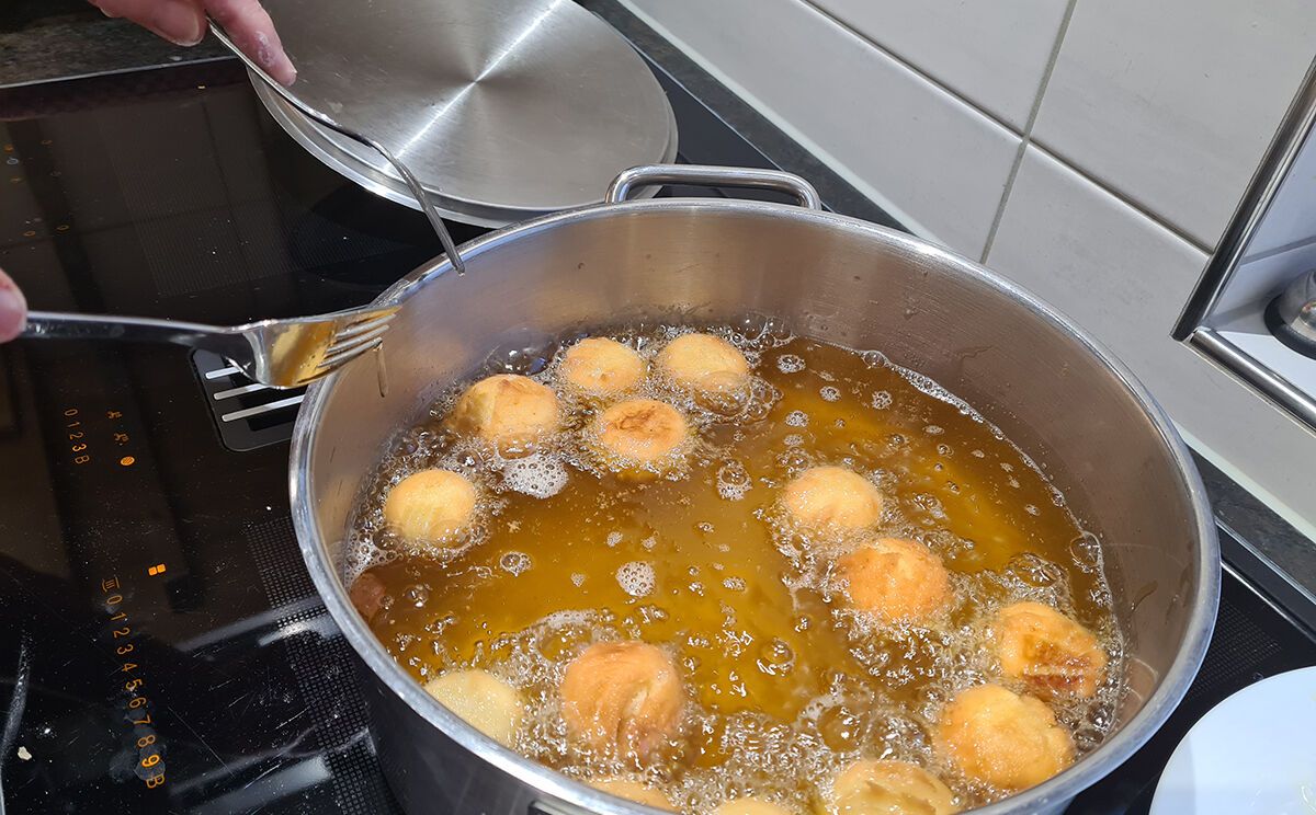 Mutzen-Rohlinge im heißen Butterschmalz