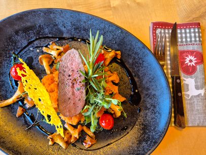 Hirschrückensteak mit Süßkartoffelstampf und Pfifferlingen