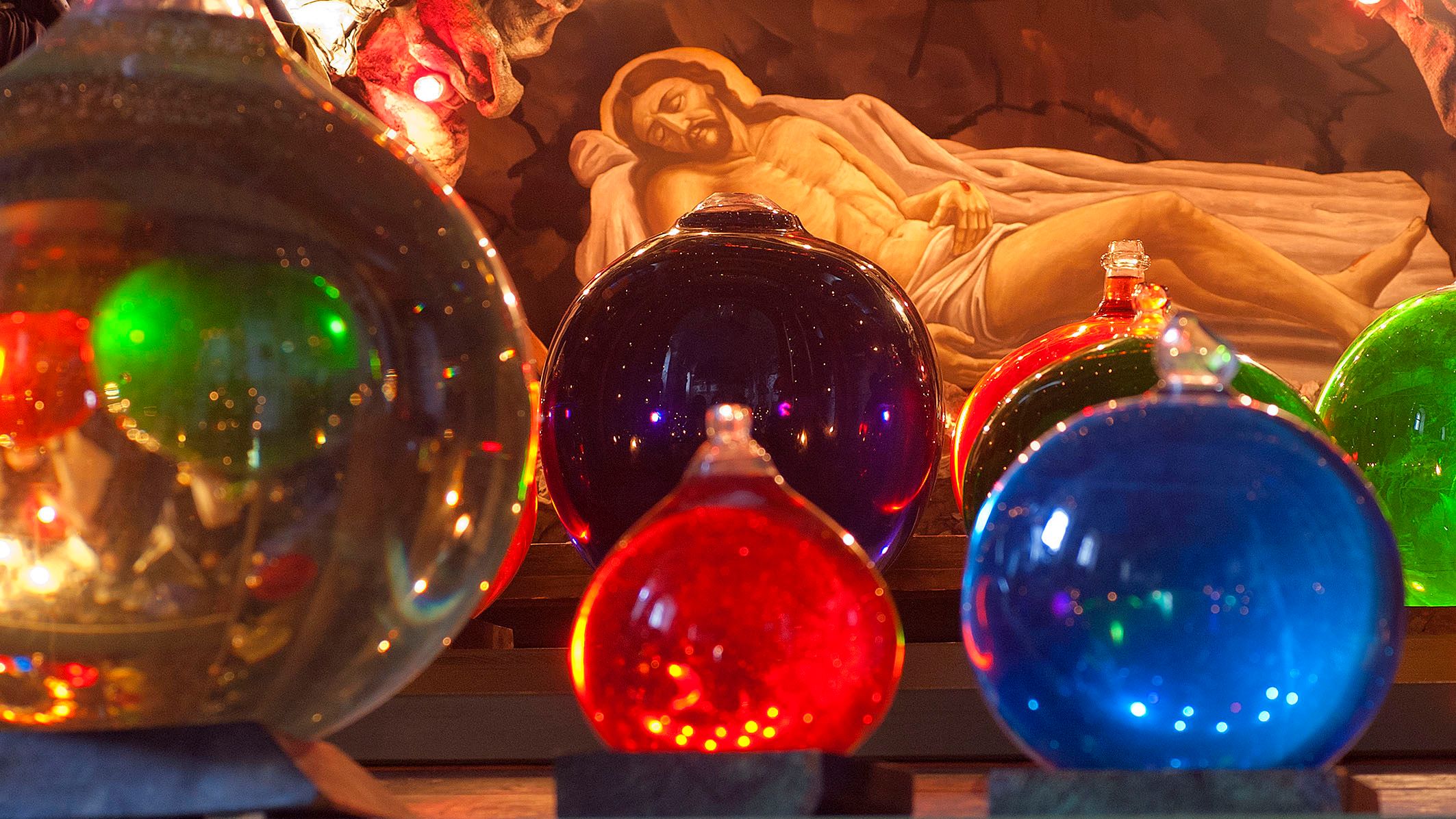 Die Glaskugeln in der Kirche 