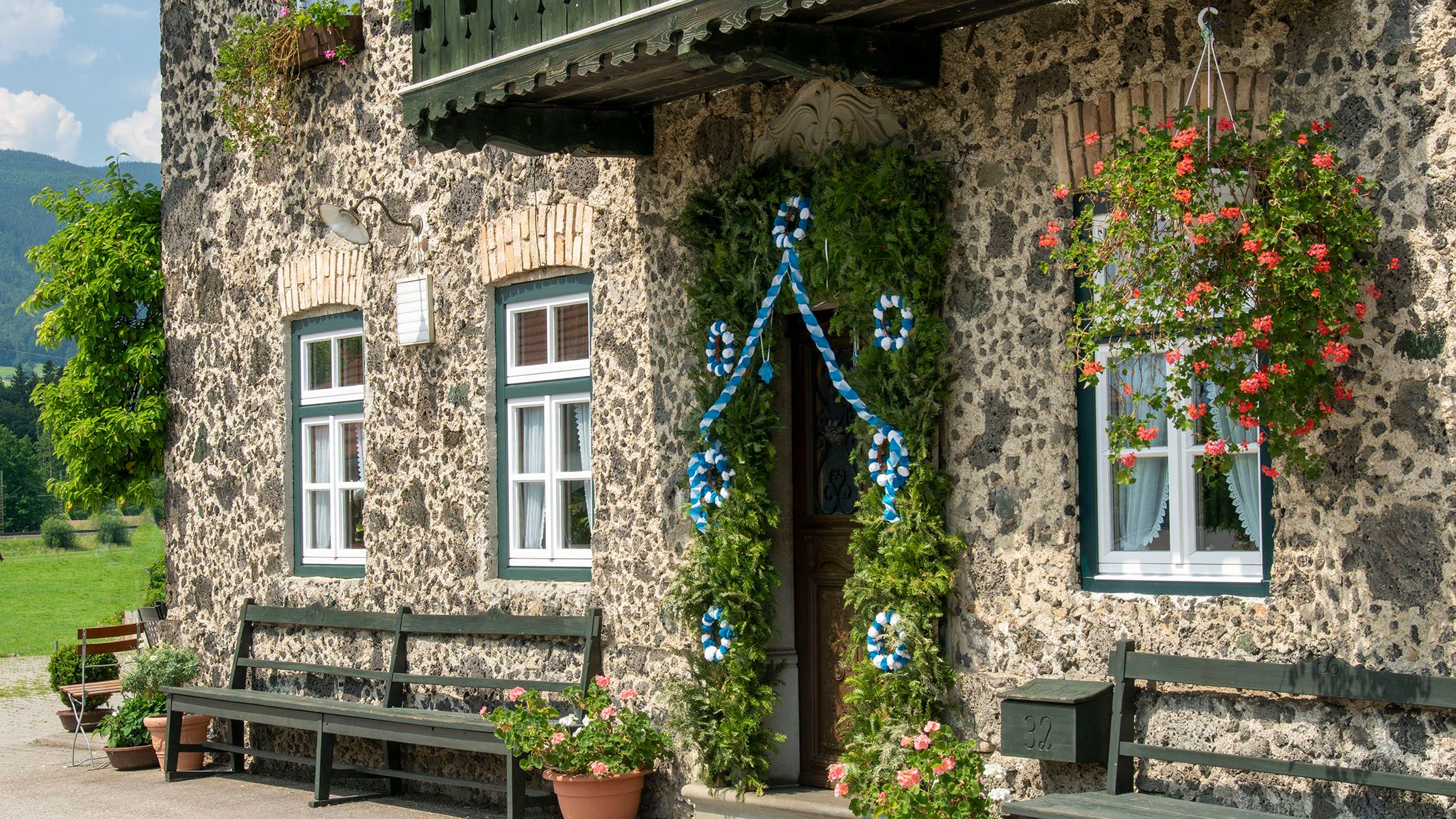 Hochzeitskranz an der Haustüre eines Bauernhauses