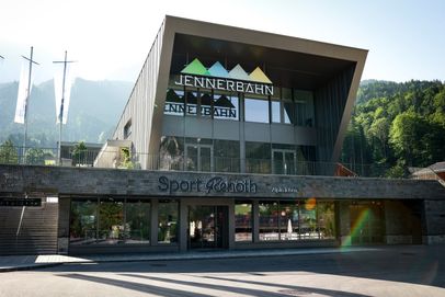 Das Sportgeschäft an der Talstation der Jennerbahn empfängt Besucher mit besonderem Flair. Hier finden Sie hochwertige E-Bikes für verschiedene Ansprüche der Marken KTM, Genesis und Scott zum leihen. Tourentipps gibt gratis dazu. 