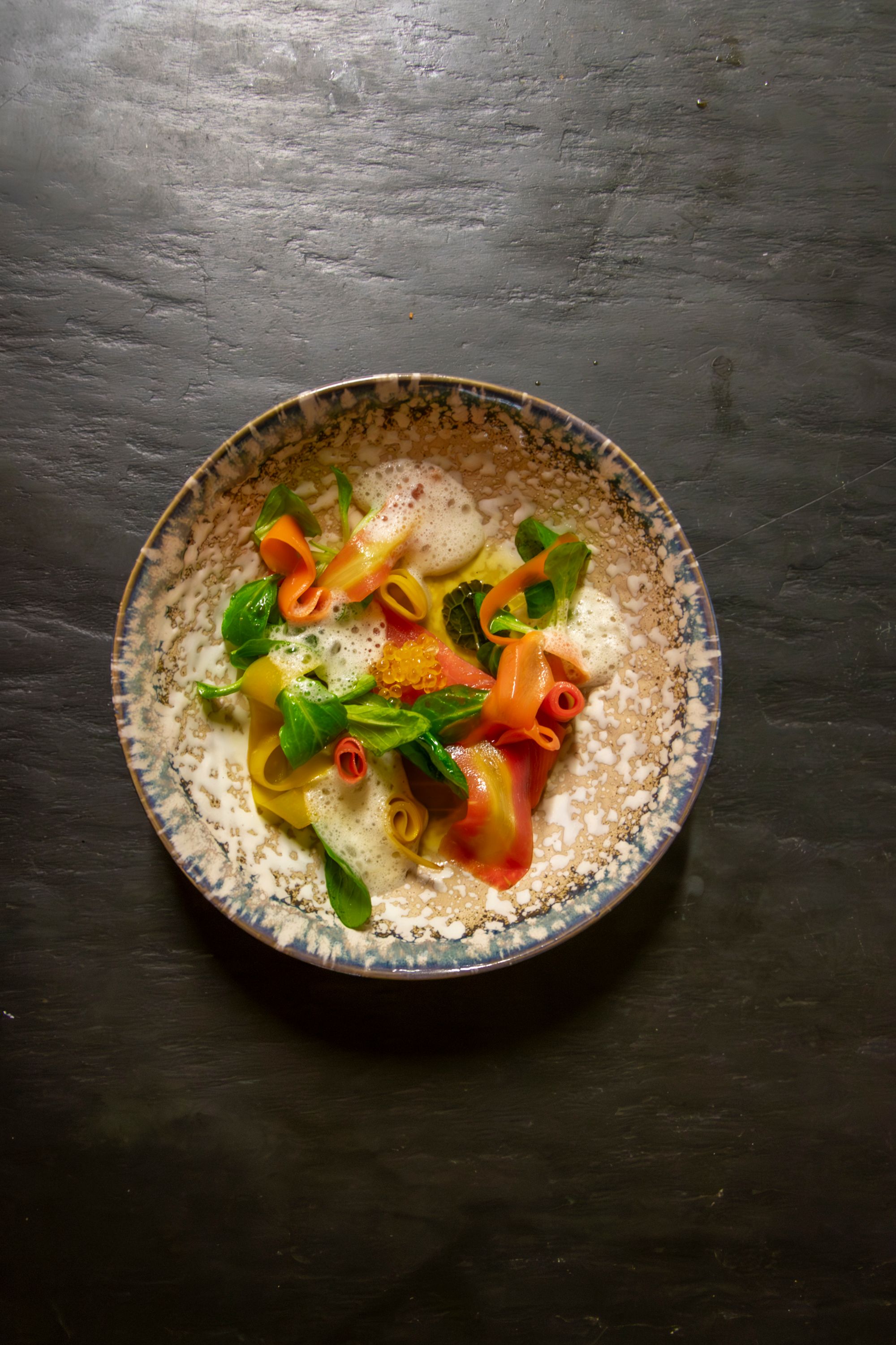 Geräucherte Lachsforelle mit leicht geliertem Barigoule- Fond und Vogerlsalat