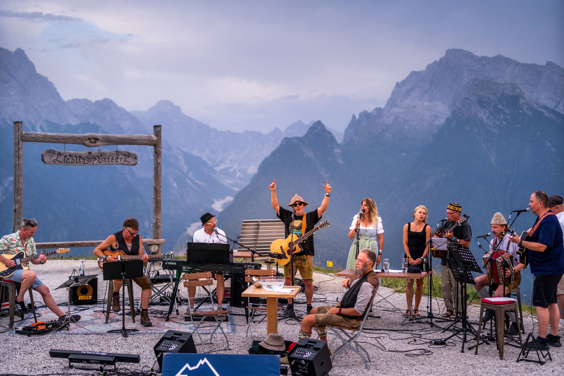Theatergruppe und Musiker am Hirschkaser