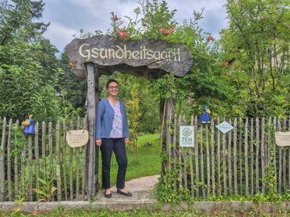 Barbara Spindler vor dem Gesundheitsgartl Teisendorf