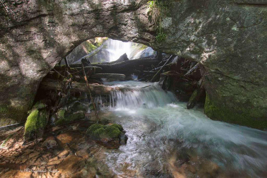 Der Schrainbach-Wasserfall am Königssee voller rauschendem Wasser
