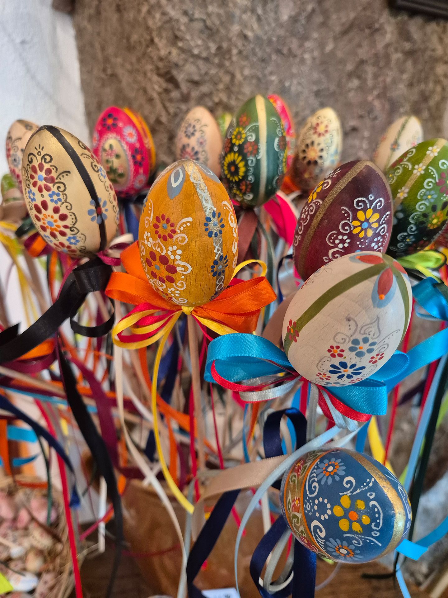 Fertig verzierte Ostereier in der Handwerkskunst